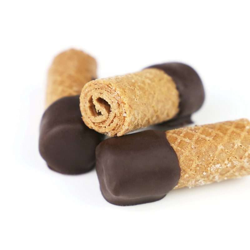 Waffelröllchen halb mit Zartbitterschokolade