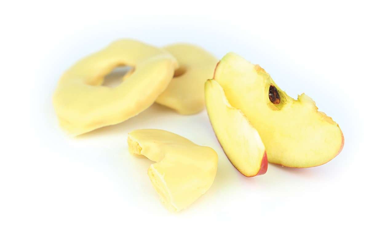 Apfelringe in weißer Schokolade